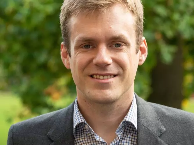 alexander bown cropped